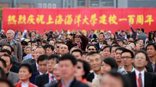 11月3日,来自社会各界的校友在校庆庆典现场。新华社记者 裴鑫 摄