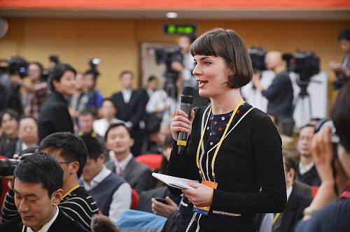 这是一名记者在提问。新华社记者 李鑫 摄
