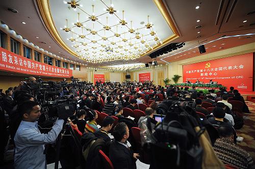 11月10日,中国共产党第十八次全国代表大会新闻中心举行中外记者招待会,国家发展和改革委员会主任、党组书记张平介绍中国经济和社会发展情况,并回答记者提问。新华社记者 李鑫 摄