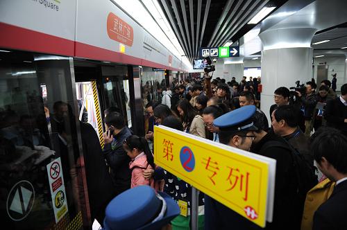 11月24日,乘客排队乘坐杭州地铁1号线列车。新华社记者 鞠焕宗 摄