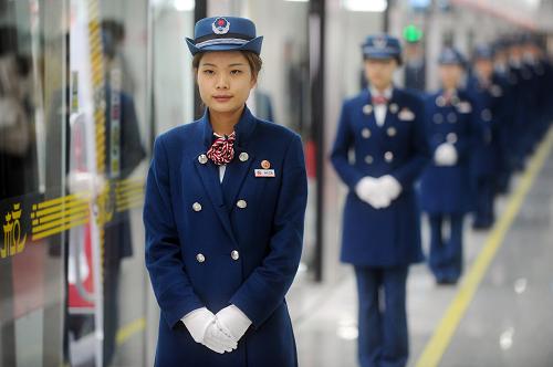 11月24日,杭州地铁工作人员在站内为乘客引导。新华社记者 黄宗治 摄