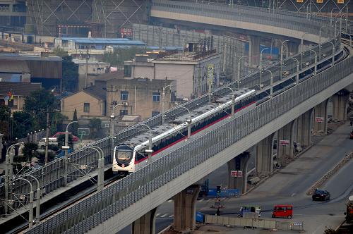 11月24日,杭州地铁1号线列车在郊区高架上行驶。新华社记者 黄宗治 摄