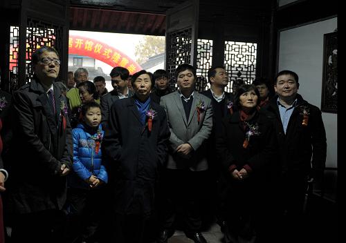 11月23日,蒋梦麟亲属及社会各界人士参观蒋梦麟故居。新华社发(张辉 摄)