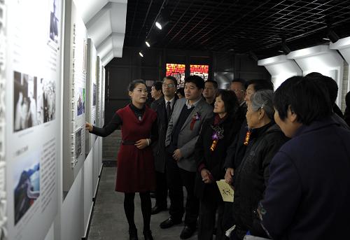 11月23日,蒋梦麟亲属及社会各界人士参观蒋梦麟故居。新华社发(张辉 摄)