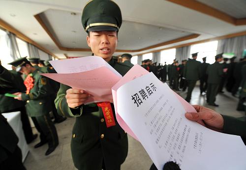 11月24日,在武警宁夏总队直属支队的营地,退伍老兵在互相探讨应聘的岗位。新华社记者 彭昭之 摄