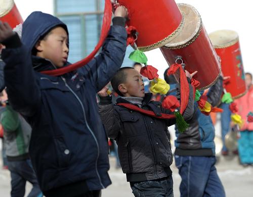 12月25日,兰州市皋兰县西岔中心小学乡村学校少年宫太平鼓班兴趣班小学员在练习打太平鼓。新华社记者 聂建江 摄