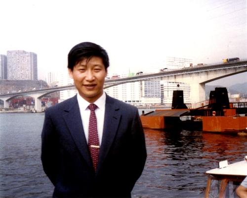这是时任福建厦门市副市长的习近平到国外考察。新华社发