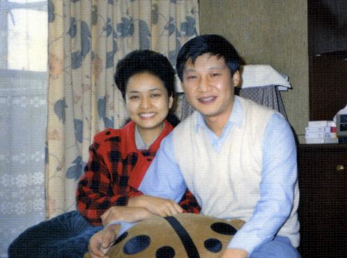这是1989年9月,习近平和彭丽媛合影。新华社发