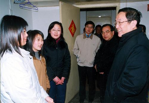 2005年5月16日,俞正声在武汉大学学生宿舍与学生谈心。新华社发(闽一帆 摄)