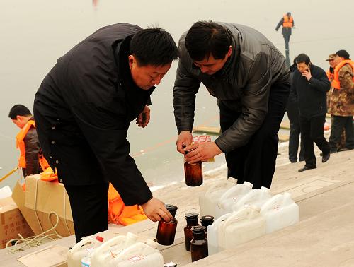 1月7日,水样采集人员在对采集到的水样贴标签分类。新华社发(朱旭东 摄)