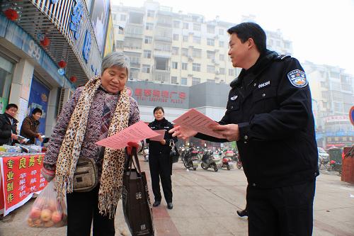 1月10日,江西省万载县公安民警在康乐街道务前社区向群众发放宣传资料。新华社发(邓龙华 摄)