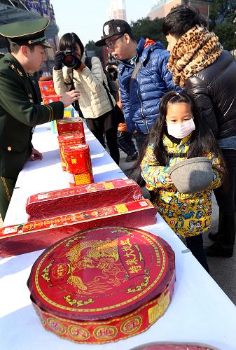 1月19日,消防警官在为市民介绍如何分辨合格与伪劣的烟花爆竹产品。春节即将到来,上海消防总队及所属各支队在全市范围内举行“安全燃放烟花爆竹”宣传活动,通过发放宣传资料、播放宣传片及现场演示分辨优劣烟花爆竹产品等方法,增强市民安全意识,引导市民自觉抵制劣质非法烟花爆竹,保证人身安全。新华社记者 凡军 摄