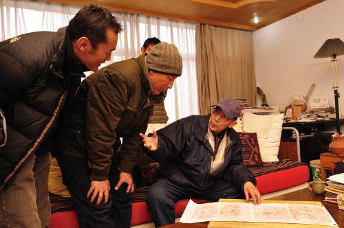 1月19日,“百幅唐卡工程”艺术专家委员会成员在讨论由中国民族博物馆画师翟跃飞从北京寄来的新唐卡画作《美丽西藏 可爱家乡》草图的修改意见。当日,“百幅唐卡工程”艺术专家委员会成员聚在一起,讨论唐卡画师们为“百幅唐卡工程”所创作的唐卡作品构思、构图及画法,并提出修改意见,确保“百幅唐卡工程”头百幅作品6月底前高质量完成。据介绍,启动于2012年5月的“百幅唐卡工程”旨在进一步保护、继承和发扬唐卡绘画艺术,不断丰富西藏唐卡绘画的表现内容和艺术表现形式,创作一大批体现时代特征、具有强烈艺术魅力的新唐卡作品。“百幅唐卡工程”内容包括西藏和平解放60年、西藏文明发展史、西藏风景名胜3个部分,每部分包括100幅作品,计划用3到5年时间完成。新华社发(刘坤 摄)