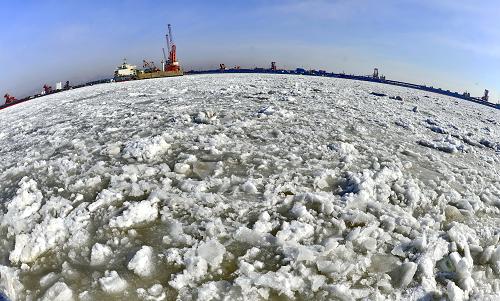 飘有浮冰的秦皇岛港海域(1月27日摄)。新华社记者 杨世尧 摄