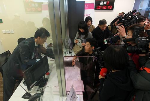 4月2日,媒体在采访拍摄一位在台湾银行上海分行柜台兑换新台币的客户。新华社记者 裴鑫 摄