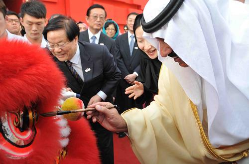 4月3日,在距沙特阿拉伯首都利雅得45公里处的杰纳第利亚地区,“杰纳第利亚遗产文化节”主席、沙特国民卫队司令米特阿卜亲王(右)和中国文化部部长蔡武(左)为中国舞狮点睛。当天,2013年沙特阿拉伯“杰纳第利亚遗产文化节”中国主宾国活动开幕。中国此次派出近200人的参展团,展示和展出30余项技艺、600余件展品,以“璀璨中华”为主题,通过中国馆展示、室外演出、中沙文化关系研讨会等形式,向沙特及阿拉伯世界全方位展示中华传统文化与现代中国风貌,让沙特民众看到一个既有传统文化传承、又有现代发展创新的活力中国。“杰纳第利亚遗产文化节”由现任沙特国王阿卜杜拉于1984年创立,至今已成功举办27届。这个建在沙漠中的永久展览区集中展示了沙特各地和各部落的传统民俗文化。该文化节每年邀请一个友好国家作为主宾国参展,以加强不同文明之间的交流和了解。新华社记者 王波 摄