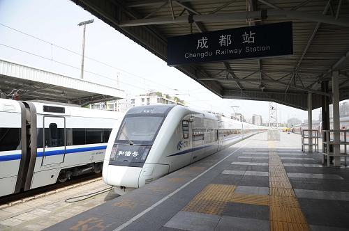     4月20日,恢复通车后,一列车由成都火车站驶