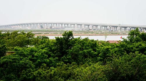 江苏临海高等级公路连云港市赣榆段龙王河大桥即将完工通车(5月28日摄)。新华社记者 杨磊 摄