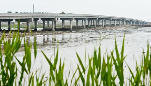 江苏临海高等级公路连云港市赣榆段建立在盐碱软滩上的兴庄河大桥即将完工通车(5月28日摄)。新华社记者 杨磊 摄
