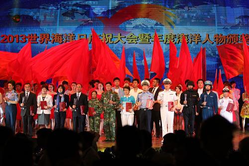 6月8日,2012年度海洋人物的颁奖仪式上合影。当日,2013世界海洋日暨全国海洋宣传日主场活动在辽宁省锦州市举行,活动中揭晓了2012年度10大海洋人物,他们分别是边玉琴、邓明川、付文韬、黄祈泉、刘瑞玉、刘修德、梁阳、王继才夫妇、张海文以及亚丁湾、索马里海域护航编队官兵。新华社记者 金立旺 摄