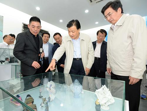 6月8日,中共中央政治局常委、中央书记处书记刘云山在北京市调研。这是刘云山在北京上拓科技有限公司观看3D打印技术制作的产品模型。新华社记者 李涛 摄