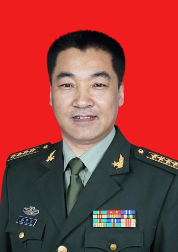 张晓光,男,满族,辽宁省锦州市人,中共党员,硕士学位。1966年5月出生,1985年6月入伍,1988年8月入党,现为中国人民解放军航天员大队二级航天员,大校军衔。曾任空军某师某团某飞行大队中队长,安全飞行1000小时,被评为空军一级飞行员。1998年1月,正式成为我国首批航天员。经过多年的航天员训练,完成了基础理论、航天环境适应性、专业技术等8大类几十个科目的训练任务,以优异成绩通过航天员专业技术综合考核。2013年4月,入选天宫一号与神舟十号载人飞行任务飞行乘组。新华社发(秦宪安 摄)