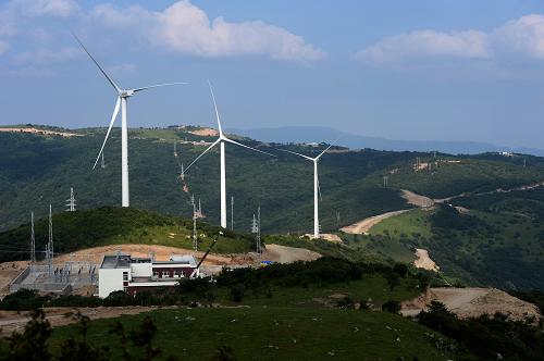 图为秦巴山区新建成的高山示范风场——国电龙源宝鸡凤县一期马头滩风电场(6月28日摄)。建设于秦巴山区的高山示范风场——国电龙源宝鸡凤县一期马头滩风电场5万千瓦机组新近落成。龙源电力凤县风电发电项目规划容量为20万千瓦,一期二期工程于2012年6月开工建设,共安装66台单机容量为0.15千瓦风电机组,年上网电量为23824万千瓦时。建设在秦巴山区的马头滩风电场具有高海拔、低风速的环境特点,采用行业领先的风电技术。新华社记者 李一博 摄