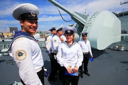 7月6日,在俄罗斯符拉迪沃斯托克港,俄罗斯海军官兵登上中国海军石家庄舰参观。新华社记者 查春明 摄