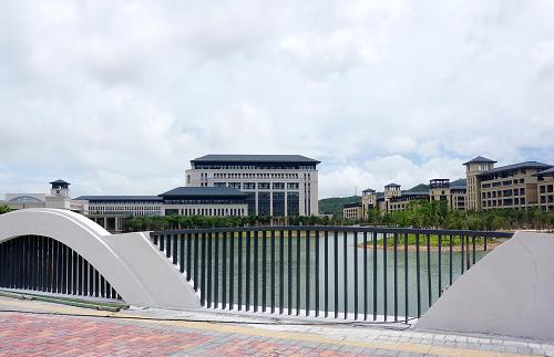 这是7月19日拍摄的横琴岛澳门大学新校区。当日,澳门特区政府发言人办公室宣布,粵澳合作的标志性项目横琴岛澳门大学新校区将于7月20日由澳门特区政府正式接管,自该日起校区内依照澳门特别行政区之法律实施管辖。据介绍,澳门大学新校区位于珠海市横琴岛东部,占地1.0926平方公里,总建筑面积约94万平方米,包括15个组团建筑,80多栋单体建筑,市政道路面积达16万平方米,还有配套的水、电、燃气、通讯、资讯、海关、警察局和生活服务设施等。新华社记者 魏蒙 摄