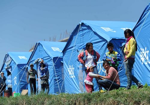 7月23日,在甘肃岷县梅川镇永光村,几位村民在临时安置点休息。当日是甘肃岷县漳县6.6级地震第二天,灾区群众的生活逐渐恢复。新华社记者 罗晓光 摄