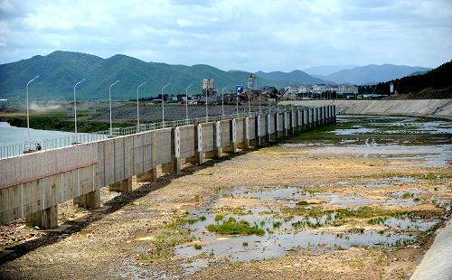 峡江水利枢纽工程船闸上游引航道(7月27日摄)。 有江西“小三峡”之称的峡江水利枢纽工程建设已初具规模,将于7月31日下闸蓄水,首台机组将具备发电条件。峡江水利枢纽工程位于江西省峡江县境内赣江中游,总投资近百亿元,是目前江西投资最大的水利枢纽工程,也是鄱阳湖生态经济区建设的重点水利工程之一。该工程以防洪、发电、航运为主,兼有灌溉等综合效益。工程计划于2015年全面建成,年平均发电量11.42亿千瓦时。新华社记者 周科 摄
