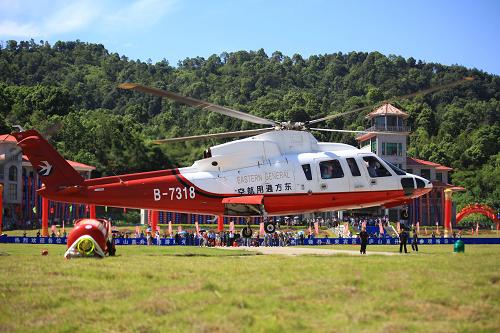 7月28日,“空中游庐山”首个航班在庐山直升机场起飞。当日,江西省庐山直升机场空中旅游庆典仪式在九江市庐山区威家直升机场举行,标志着“空中游庐山”正式起航,形成空中、地面相结合,立体游庐山、鄱阳湖、长江、九江城的格局。据介绍,“空中游庐山”航线从威家起飞,途经长江大桥、石钟山、鄱阳湖大桥、白鹿洞、三叠泉、五老峰、石门涧、大天池、仙人洞、如琴湖等27个大小景点,最后降落在庐山小天池,全程共约10分钟。新华社发(张海岩 摄)