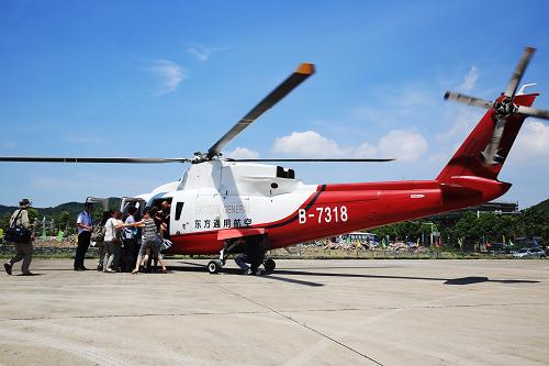 7月28日,媒体记者和游客乘坐直升机体验“空中游庐山”旅游项目。新华社发(张海岩 摄)