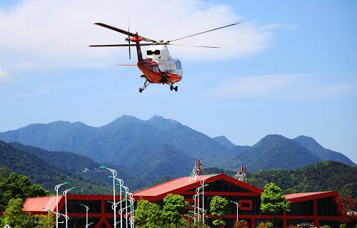 7月28日,一架“空中游庐山”旅游项目直升机飞向庐山上空。新华社发(张海岩 摄)