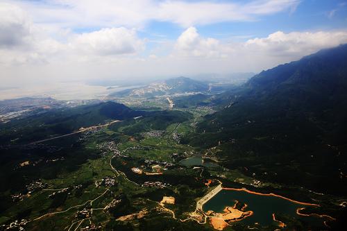 7月28日在“空中游庐山”直升机上航拍的庐山、鄱阳湖交汇区域风光。新华社发(张海岩 摄)