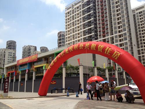 位于龙悦居二期幼儿园的公租房选房现场(8月11日摄)。当日,深圳规模最大的公租房项目龙悦居、梅山苑二期正式开始选房。经两次调整房源后,此次配租的公租房房源确定为8230套,合格申请家庭共计5435户。剩余房源将继续面向社会群体配租,递补名单将于近期推出。选房现场实行选房、签约、入住“三位一体”集中办理,并提供物业、水、电、气、有线电视、太阳能热水等一条龙服务。申请人可实现当场选房、当场签约、当场领取钥匙。新华社记者 赵瑞希 摄