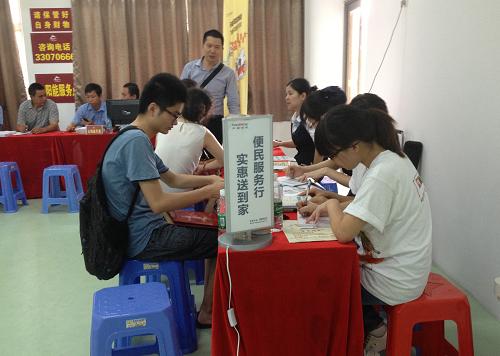 8月11日,选完房的申请人在现场办理有线电视等便民服务。新华社记者 赵瑞希 摄
