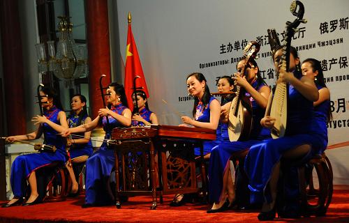 8月12日,在俄罗斯首都莫斯科,来自浙江歌舞剧院的艺术家们在俄罗斯中国浙江文化节期间为观众献上歌舞表演。新华社记者 代贺 摄