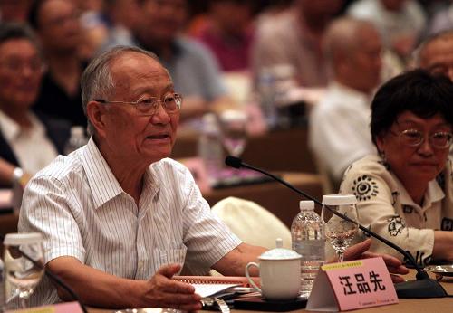 8月13日,中科院院士、著名海洋地质学家汪品先先生在沪介绍负责编辑“海洋分卷”的体会。当日,相伴几代中国人的童年时光、在过去半个世纪中销量逾亿册的科普巨著《十万个为什么》,在上海首发第六版。由上海世纪出版集团少儿出版社历时3年组织编纂的新版《十万个为什么》为16开本的全彩色图文本,分18卷,600万字,7000幅图片。全书4000多个问题中,90%都是新问题,都是向孩子们收集而来的。新书由110多位中国科学院和中国工程院院士担任编委,40多位院士亲自撰稿。来自世界各地、各个学科的700多位优秀科学家和科普作家参与了编写。新华社记者 任珑 摄