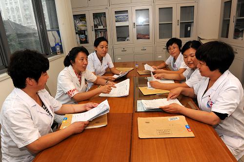 8月16日,北京协和医院妇产科马良坤教授(左中)给学员讲授妇产科病历建立的重要性。当日,中国妇女发展基金会“白衣天使基金”——金佰利帮扶行动在北京协和医院启动。此次帮扶行动中,山东东阿县人民医院的孕妇学校老师、妇产科医务人员来到北京协和医院妇产科参加专业培训和学习,协和医院妇产科医生将手把手、一对一地对前来学习的医护人员进行业务指导。“白衣天使基金”的宗旨是帮助白衣天使提高专业技能,帮扶欠发达地区基层医院提升医疗救护水平,为提高中国家庭整体健康水平保驾护航。新华社记者 何俊昌 摄