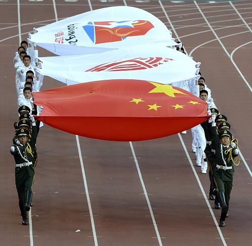这是中华人民共和国国旗、中华人民共和国运动会会旗、第十二届全运会会旗入场。 新华社记者王鹏摄