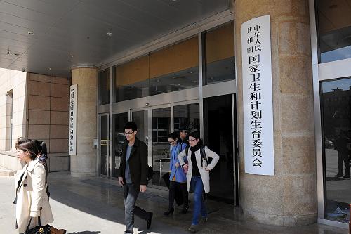 这是国家卫生和计划生育委员会(4月8日摄)。 根据国家卫生计生委8月21日公布的《人体捐献器官获取与分配管理规定(试行)》,9月1日起,捐献器官必须通过器官分配系统进行分配,以技术手段最大限度排除人为干预,确保器官捐献移植透明、公正、可溯源。 据介绍,我国已研发中国人体器官分配与共享计算机系统。该系统严格遵循器官分配政策,以患者病情紧急度和供受者匹配程度等国际公认的客观医学指标对患者进行排序,由计算机自动分配器官。 新华社记者 何俊昌 摄
