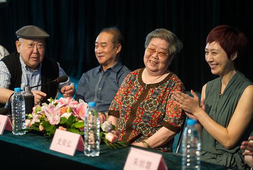 9月2日,京剧名家李鸣岩(右二)、史依弘(右一)在媒体见面会上介绍自己的出演情况。新华社记者 罗晓光 摄