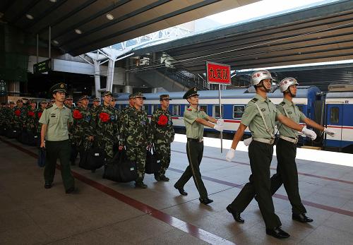 9月5日,武警北京总队九支队新兵在新训干部带领下走出北京西站。当日上午9时12分,随着G6706次列车缓缓停靠在北京西站,武警北京总队迎来了2013年夏秋季从河北保定应征入伍的150名新兵。据了解,未来几日还将有近万名武警新兵陆续抵达北京,他们将接受为期3个月的训练,以适应警营生活,完成向合格军人的转变。新华社发(李光印 摄)
