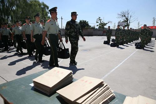 9月5日,武警某部新兵训练基地,新训干部在分兵入班。新华社发(李光印 摄)