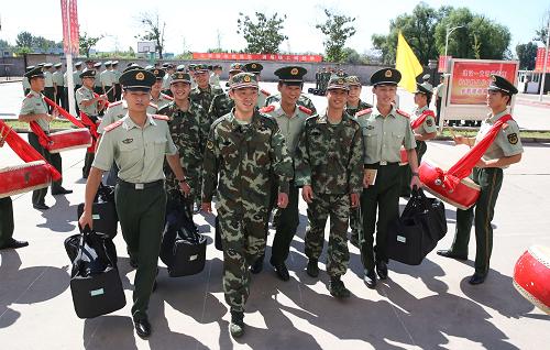 9月5日,武警北京总队仪仗队的新训骨干将首批分到仪仗队的新兵迎进营地。新华社发(李光印 摄)