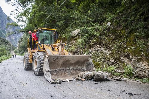 9月5日,武警水电部队抢险机械在清理通往巴拉格宗景区道路上的落石。新华社记者 张可任 摄