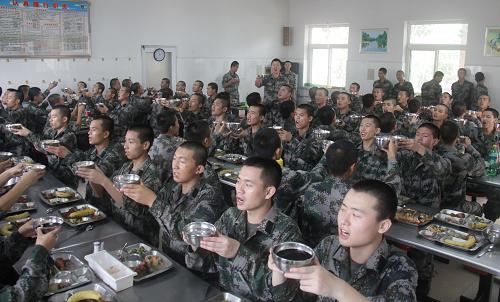 9月19日,北京卫戍区某警备团的官兵们共庆佳节。新华社发(李培斌 摄)