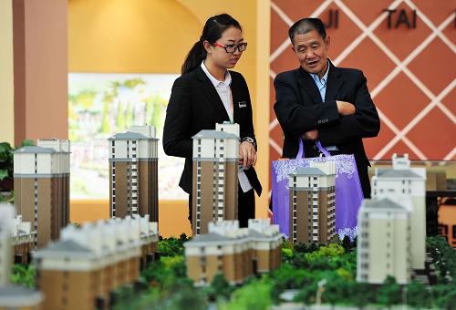 9月30日,在宁夏银川国际会展中心内,观展者在工作人员的介绍下参观咨询一处楼盘。当日,2013中国银川房地产交易博览会在宁夏银川开幕,本次博览会参展总面积约3万平方米,有近40家房地产企业参展,展览内容主要包括商住房精品楼盘、写字楼项目、经济适用房项目、旅游地产项目等,吸引了大批观展者前往参观咨询。据了解,今年以来,银川市在各项调控政策的综合作用下,房地产市场开发投资稳步增长,今年1至7月,全市累计完成房地产开发投资157.29亿元,同比增长22.4%。新华社记者 彭昭之 摄