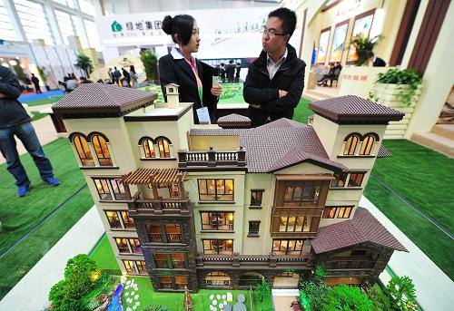 9月30日,在宁夏银川国际会展中心内,观展者在工作人员的介绍下参观咨询一处别墅。新华社记者 彭昭之 摄